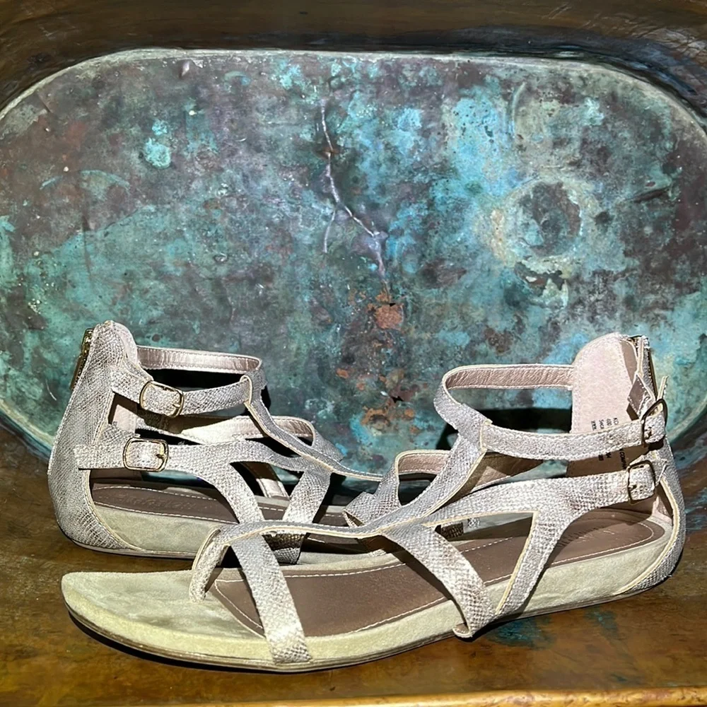 Reaction Kenneth Cole Sandals size 9 Strappy Gladiator Tan and Gold Tone - Picture 2 of 16